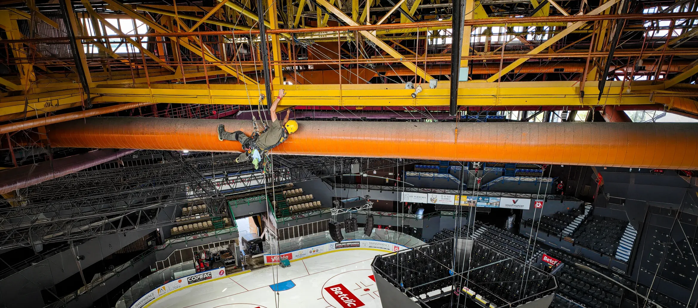 Cordiste en intervention sur conduite suspendue au dessus de la patinoire Mériadeck de Bordeaux