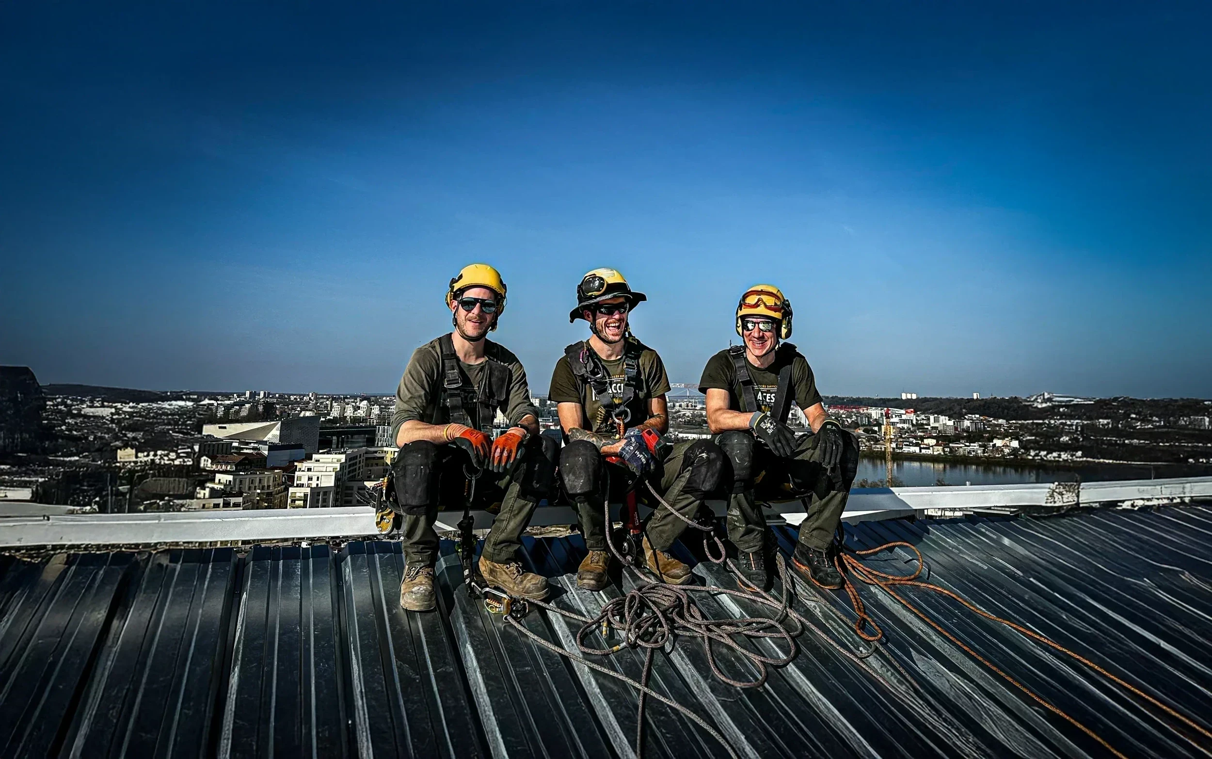 Cordistes équipés de leurs EPI intervenant sur les toits bordelais pour des travaux en hauteur en toute sécurité