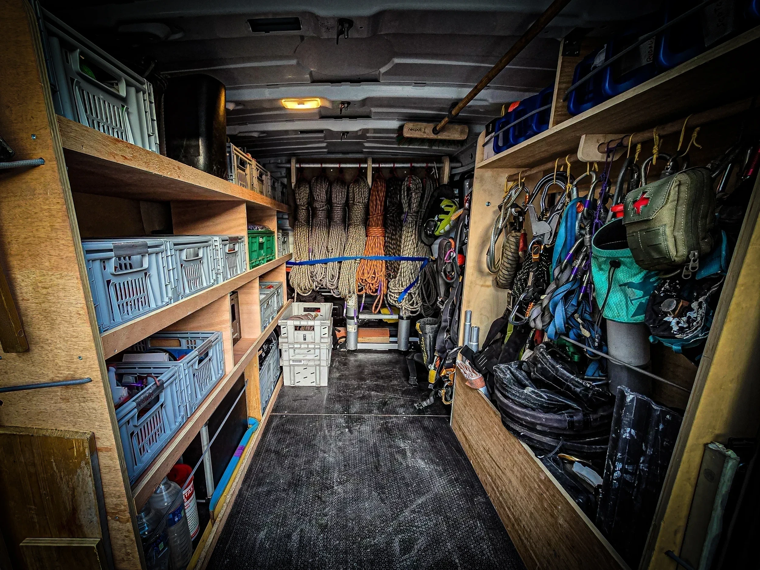 Véhicule d’intervention MS Access équipé de cordes, EPI et matériel technique pour travaux d’accès difficile